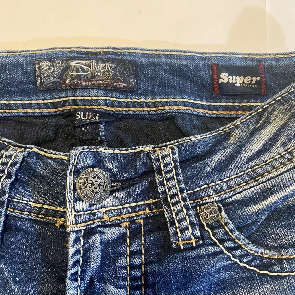 Silver Jeans Suki, boot cut,midrise, distressed 31” waist 27” inseam  8 1/2”rise - Picture 5 of 13